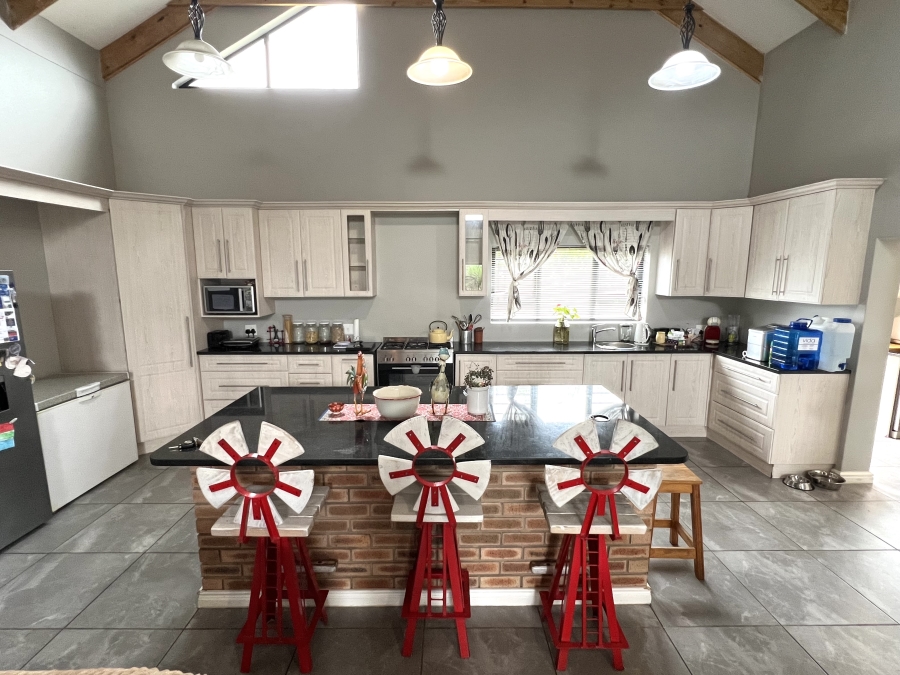 5 Bedroom Property for Sale in Noorsekloof Eastern Cape